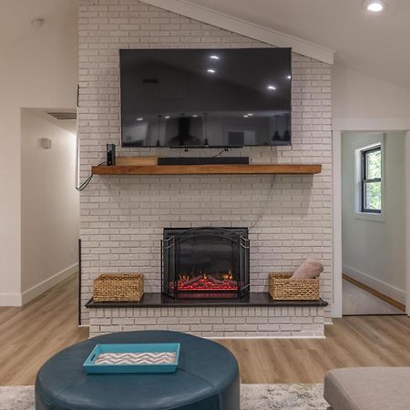 Villa Mid-Century Modern Impeccable Remodel With Hot Tub Asheville Exterior foto