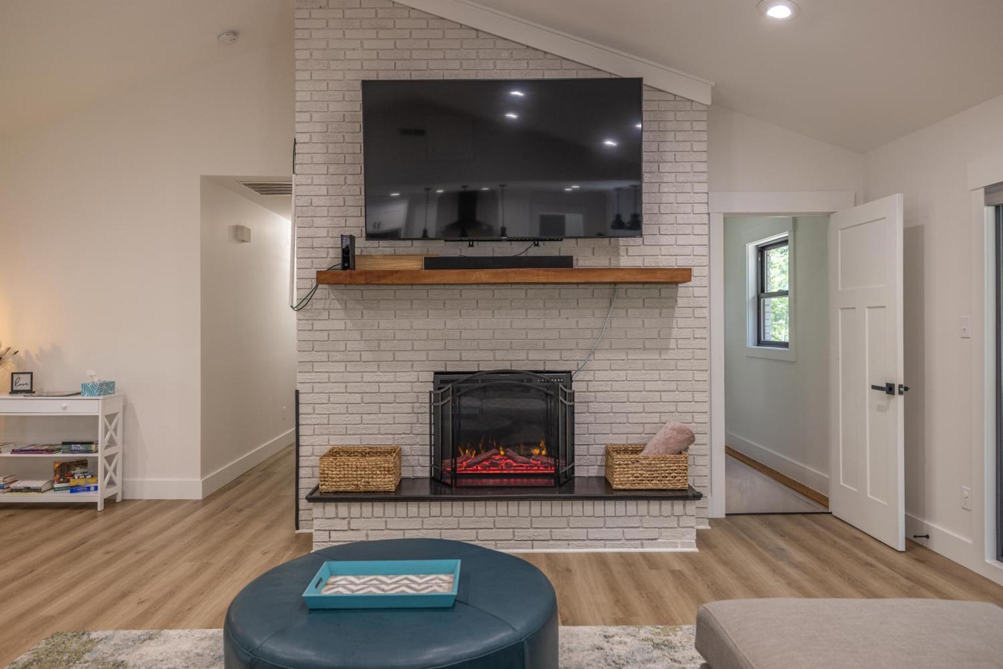 Villa Mid-Century Modern Impeccable Remodel With Hot Tub Asheville Exterior foto