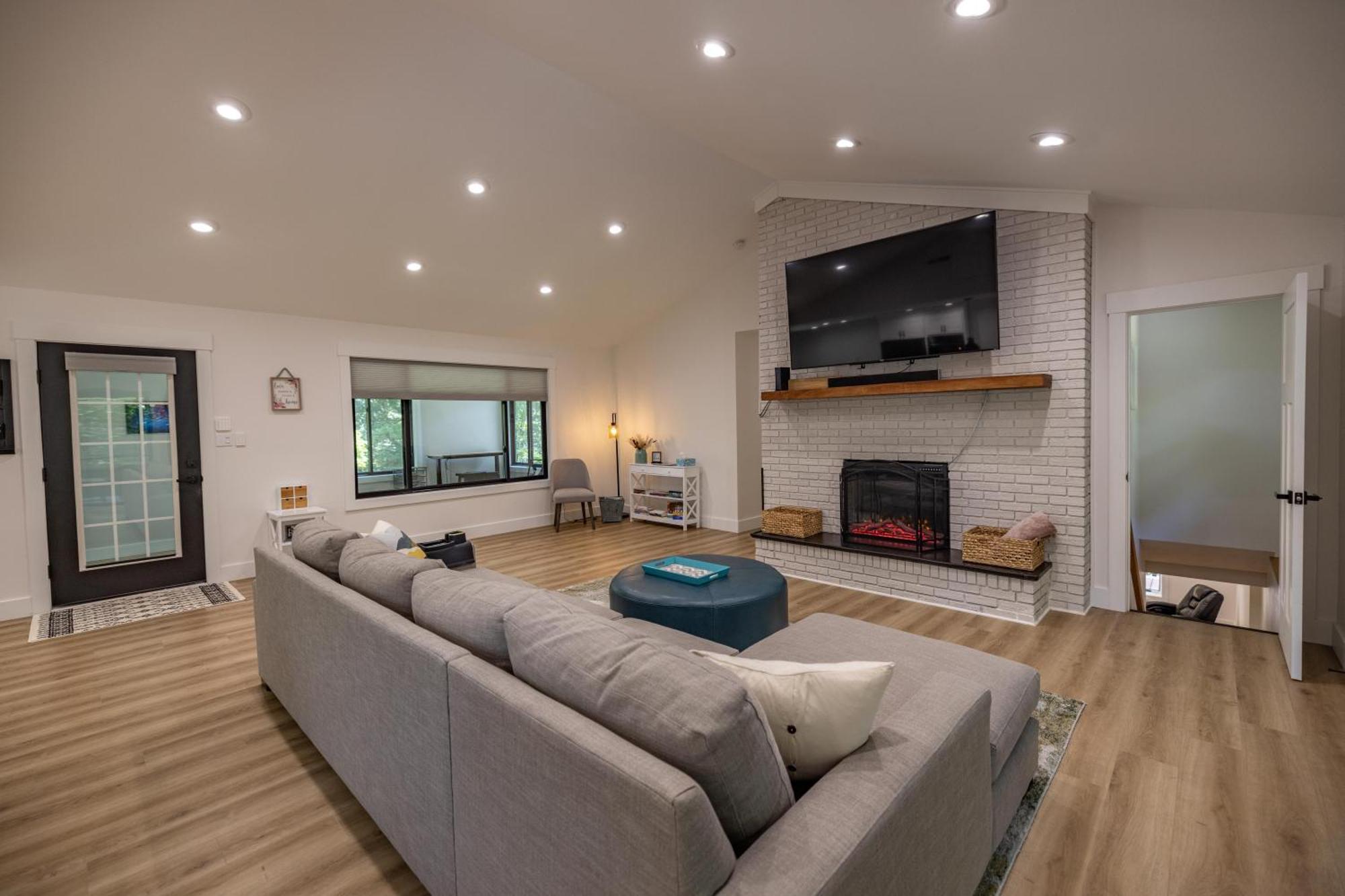 Villa Mid-Century Modern Impeccable Remodel With Hot Tub Asheville Exterior foto